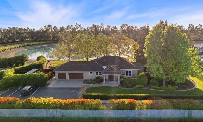 Galt Haus | Discover the Lakeview Villa Escape