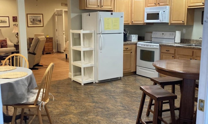 Vine Grove Wohnung | Charming 1-bedroom apartment in welcoming Vine Grove with WiFi, AC ; sleeps 4.