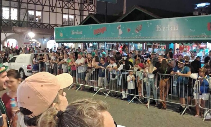 Centro Wohnung | AP King bed 2 mattresses on the floor