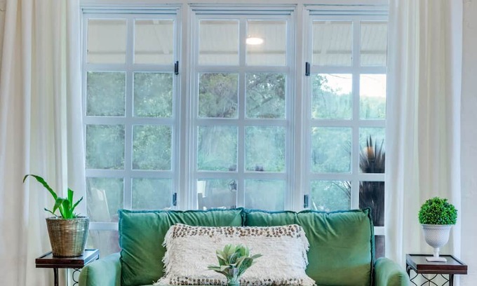 Mineral Wells Haus | Gorgeous Ridge View Retreat.Historic Casa.Sleeps 11 .Walk to River. ADA Acc.