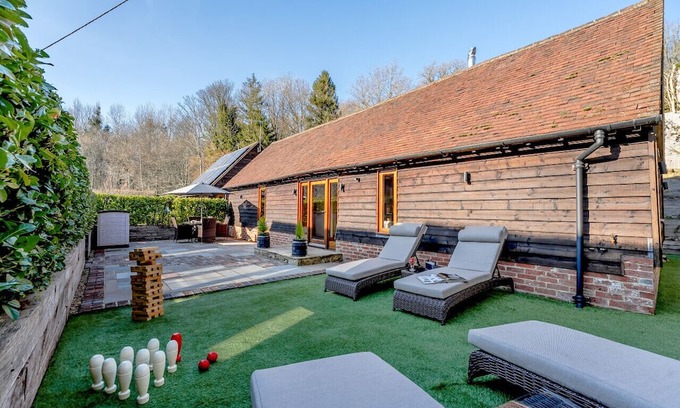 Stonegate Haus | Little Bewl Bridge Stable