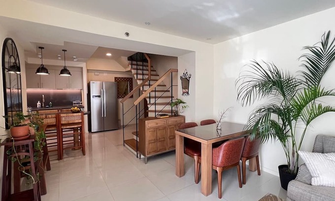 Downtown Wohnung | Spacious and Cozy 3-Bedroom Apartment with WiFi, AC in Poblacion Makati