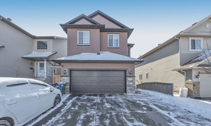 Calgary Haus | Cozy house situated about 13 mins to the Airport, few minutes to many amenities.