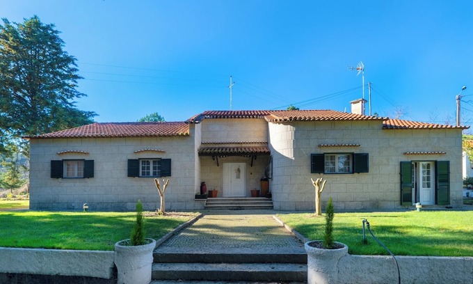 Chaves Wohnung | Modern 4-Bedroom Retreat in Chaves
