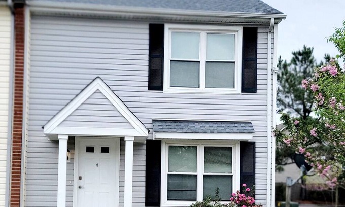 Northwest Haus | Lovely townhouse in enchanting Town Center Virginia Beach