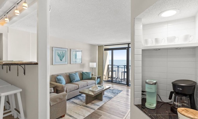 Briarcliffe Acres Eigentumswohnung | 1 King BR Oceanfront Resort,Prime location in North Myrtle Beach