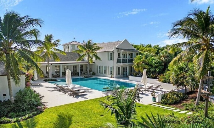 Nassau Haus | Luxurious Island Retreat in Ocean Club Estates