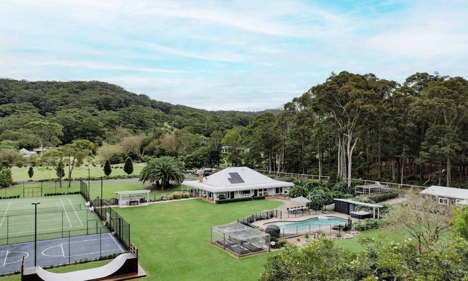 Wamberal Haus | Secluded acerage with floodlit tennis and basketball courts, pool, firepit and beautiful homestead