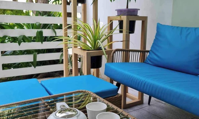 Muntinlupa Wohnung | Stylish 1-Bedroom Beachfront Stay in Picturesque Azure Urban Resort