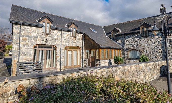 Glandyfi Hütte | Perfect Family Retreat near Beach & Pubs in Talybont | Yr-Hen-Ty-Coets