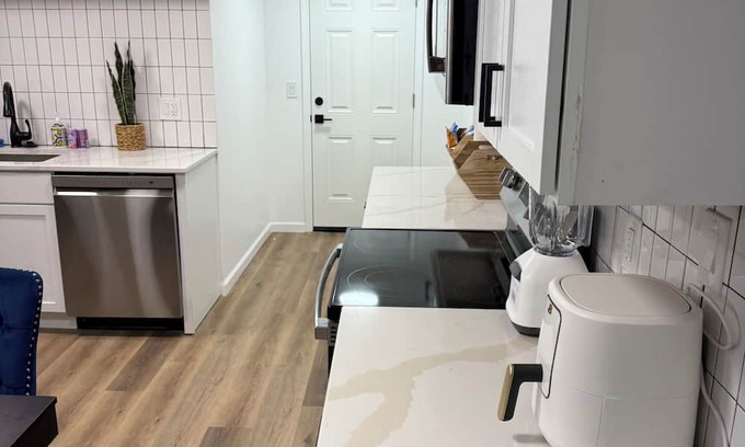 Lansing Haus | Spacious 6-bedroom house with AC, WiFi in lovely Lansing