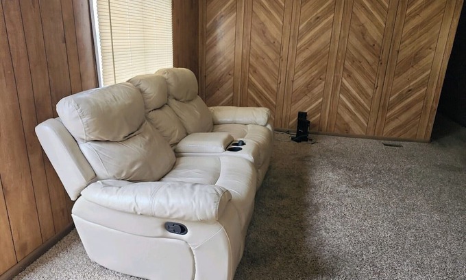 Stinnett Haus | Charming 2-bedroom mobile home with WiFi, AC in welcoming Stinnett