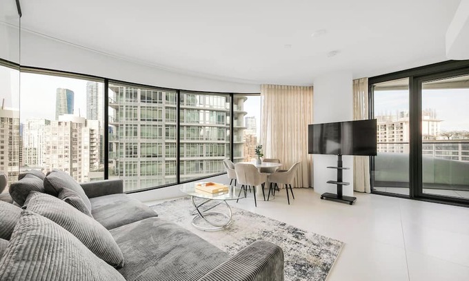 Coal Harbour Eigentumswohnung | D28 - Bold. Iconic. Unforgettable. 2BR at The Butterfly
