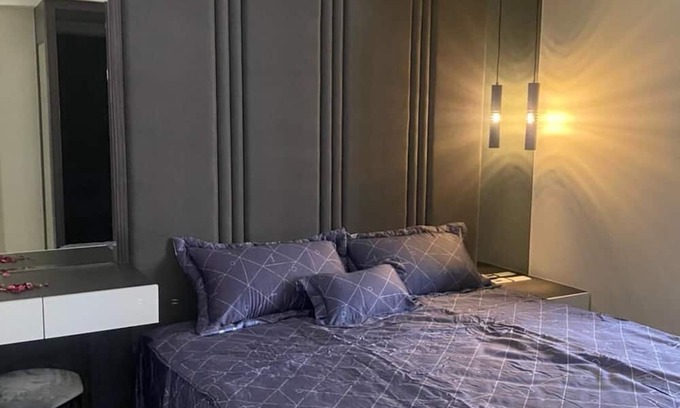 Zuoying District Haus | 【左營舒適兩房｜近蓮池潭・瑞豐夜市・巨蛋｜交通便利・家庭友善】nnn開放式客廳與廚房空間，方便料理nn鄰近蓮池潭、瑞豐夜市、高雄巨蛋，夜市與演唱會活動唾手可得