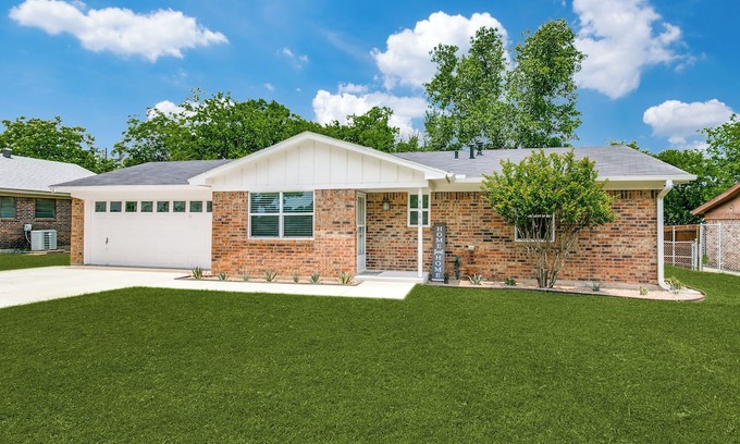 Keller Haus | Charming 2-bedroom house in lovely Keller with WiFi, AC