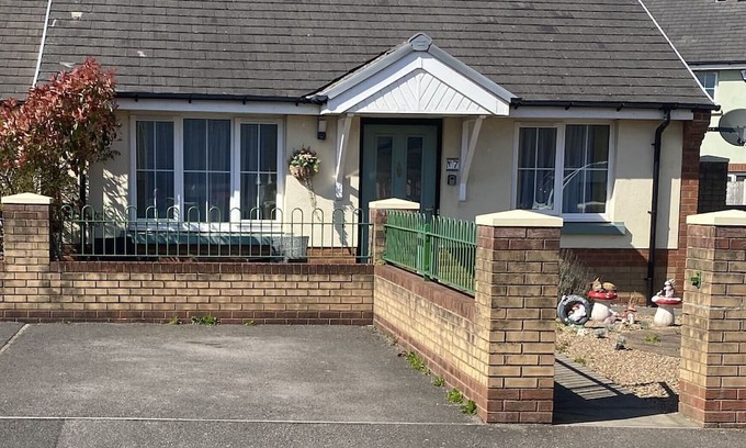 Port Talbot Haus | Step Free Bungalow By The Beach/Extra Wide Doorwayn2 minutes from the beach