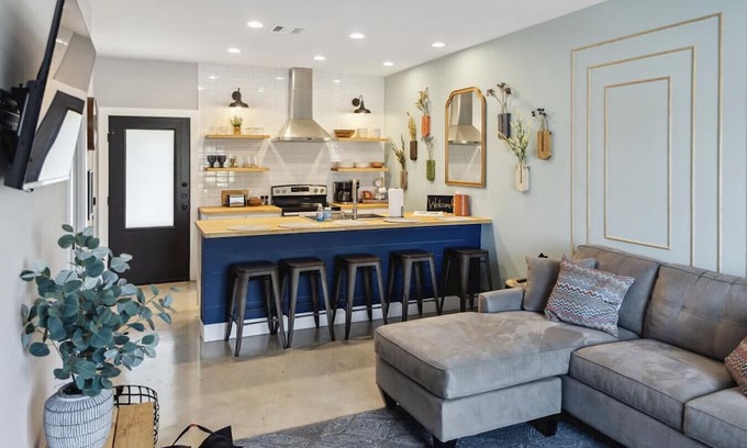 Downtown Haus | The Retreat - 1BR/1.5BA 1 Block Downtown Bryan