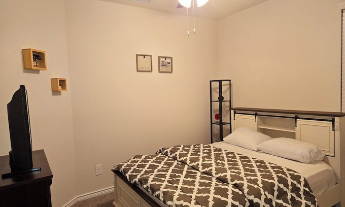 Lincoln Park Haus | Charming 1-bedroom in a house with WiFi and AC in delightful Aubrey area.