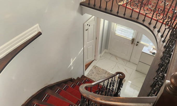 Brampton Haus | 25 minutes From YYZ Airport Luxurious 5 Bedrooms 3Bath Home with a POOL & WIFI