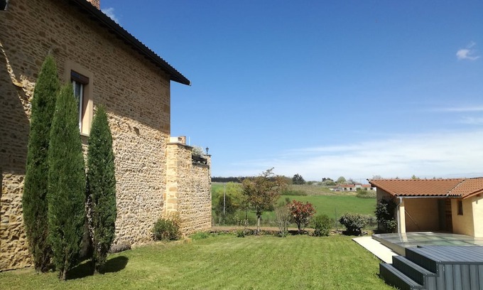 Saint-Germain-Nuelles Haus | Golden stone house with swimming pool for vacations in southern Beaujolais near Lyon