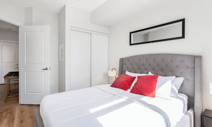 Fairview Eigentumswohnung | Lavish 2BR/2Bath Condo Steps to Square One Mall
