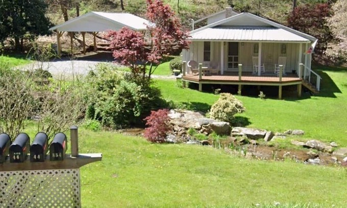 Ridgewood Estates Kabine | Relax and Recharge in a 1940's Creekside Cabin