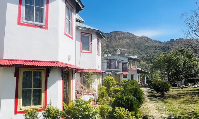 Bhimtal Hütte | Serene 4-Bedroom Cottage in Bhimtal – Hill Views & Cozy Place