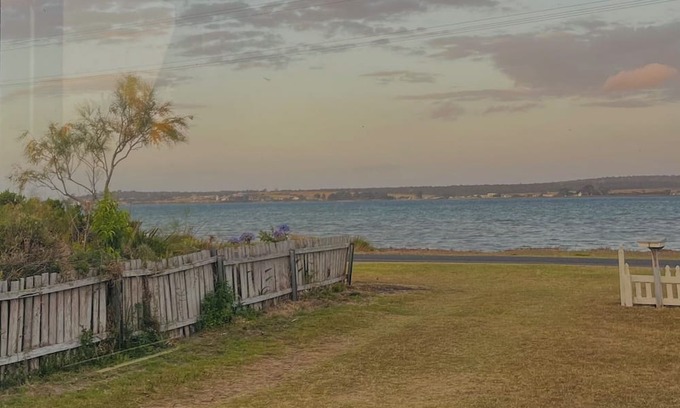 Kelso Haus | Stunning kanamaluka/Tamar River at your doorstep