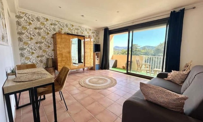 Carnoux-en-Provence Wohnung | 3 kms from Cassis T2 with terrace - free parking