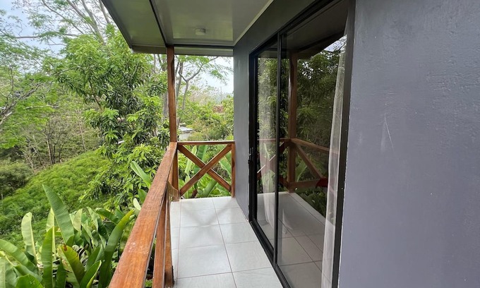 Canton Quepos Haus | Charming tinyhome with WiFi and AC in perfect Maritima- Sabalo