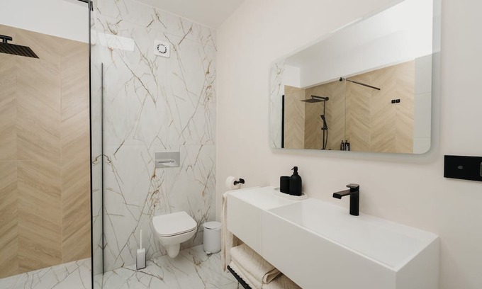 Livezeni Wohnung | Charming 2-bedroom apartment with AC, WiFi in enchanting Livezeni