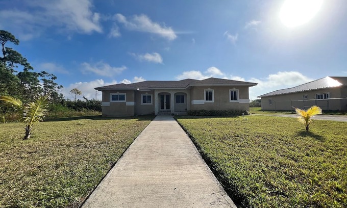 Williams Town Haus | Charming 3-bedroom house with AC, WiFi in lovely Freeport