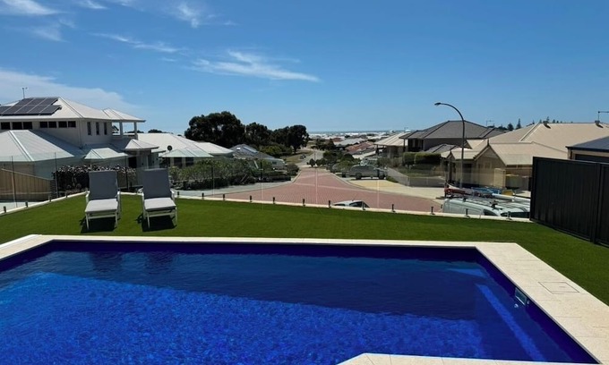 Singleton Haus | Beautiful Beachside Home Have fun with whole family in this very stylish hom