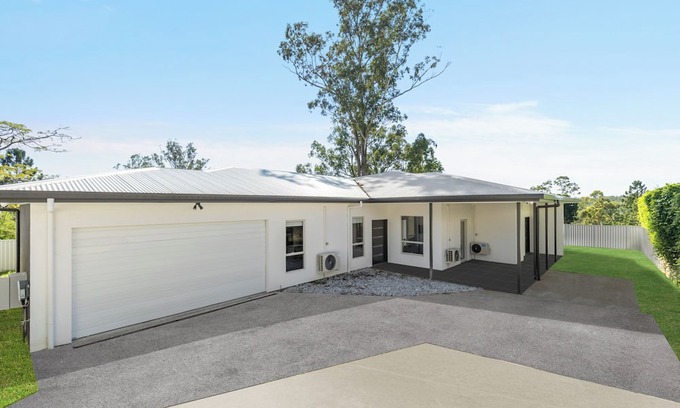 Goodna Haus | 5 Guest 3 Bed,3 Bath Free Parking, wifi, patio
