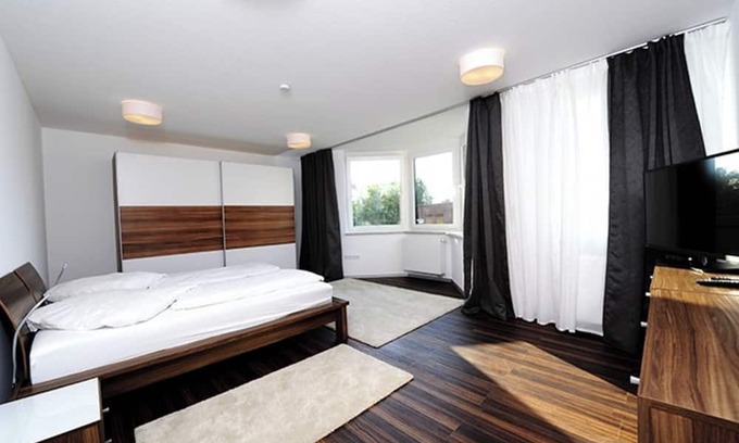 Weststadt Wohnung | 150 m² Apt | full AC | netflix | center | balcony