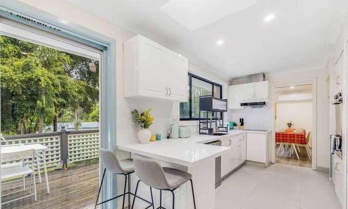 Castle Hill Haus | Charming 4-bedroom house with AC, WiFi in tranquil Castle Hill