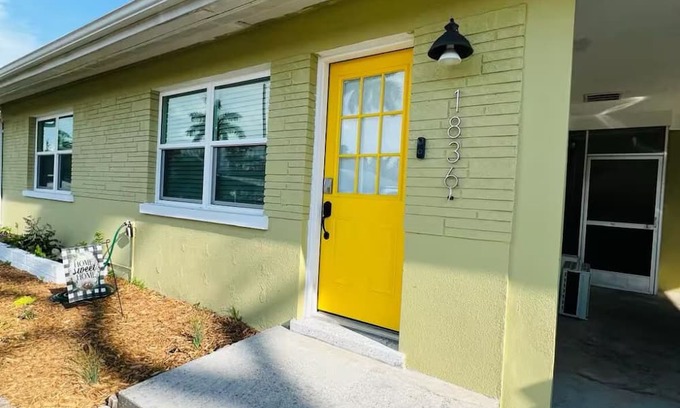 Maravilla Villa | Charming lil’ 2-bedroom villa with cold AC and fast WiFi in beautiful Fort Myers