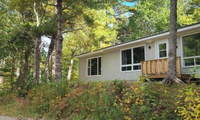 Lower Ohio Haus | Peaceful cozy cottage next to Welshtown Lake with fire bit in the back yard.