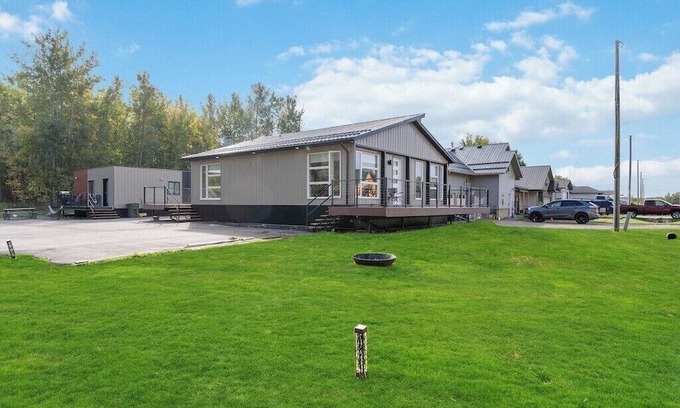 Central Alberta Haus | Modern Home and guest house in peaceful location.