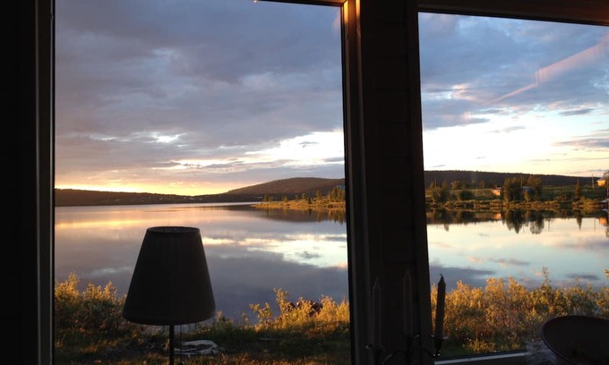 Skaulo Kabine | Lakeside cottage with magnificent views, in the middle of nature, and chance of northern lights.