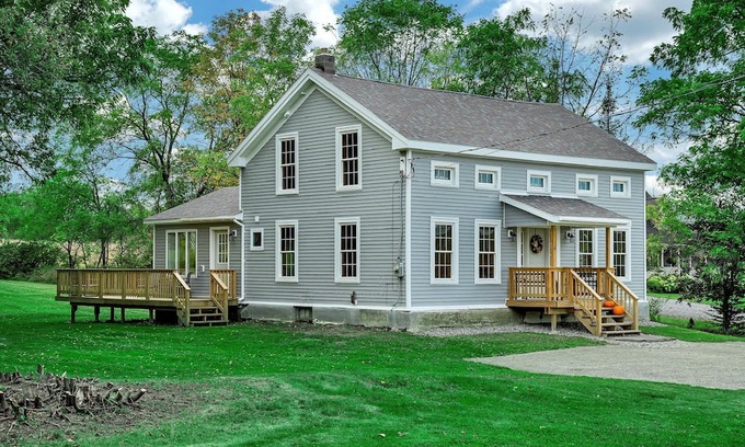 Granville Haus | Modern 3-bedroom farmhouse with WiFi and spectacular views in charming Granville
