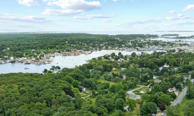 West Mystic Haus | Cozy 1-bedroom house within walking distance to Downtown Mystic!