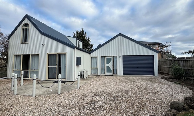 Coronet Bay Haus | Room for the biggest Boat, pet friendly