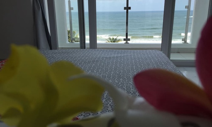 Mount Lavinia Wohnung | Wake up to panoramic ocean views from almost every room.