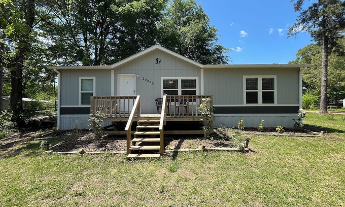 Chandler Haus | Water-view, 3-bedroom in Chandler with AC, WiFi