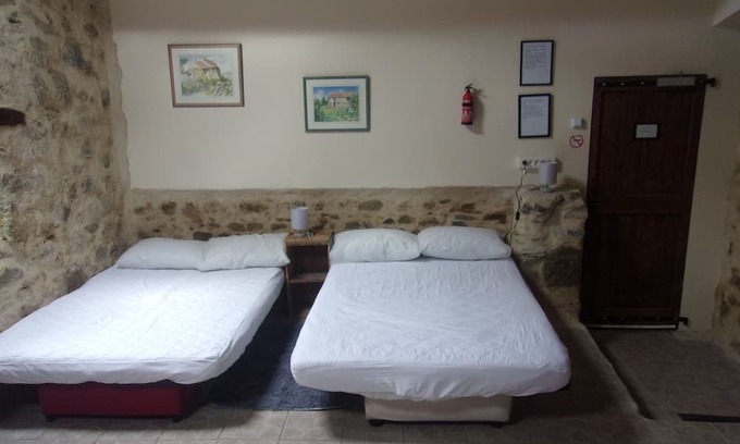 Saint-Pierre-du-Chemin Haus | Fortified Farm 10 Berth Dormitory