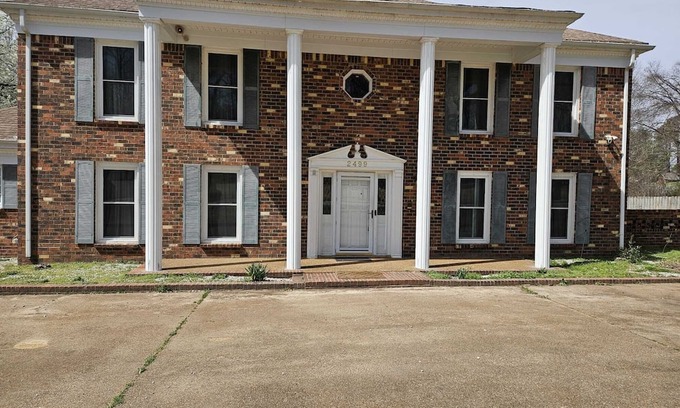 Cordova Haus | Elegant 7- BR Mansion with Pool - Near Gold Course & Essentials, All King Beds.