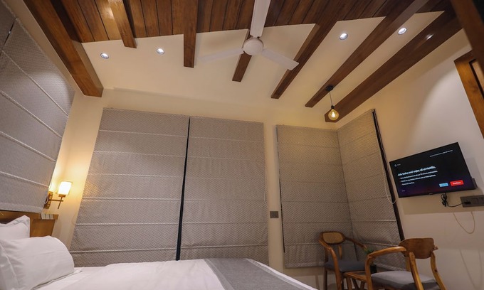 Mathura Haus | Spacious building in charming Mathura with WiFi, AC