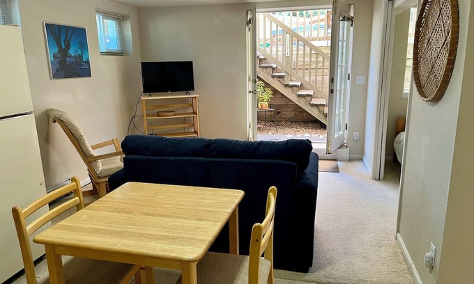 Highland Park Wohnung | Fabulous locale for light-filled mountainside apartment in charming Boulder.