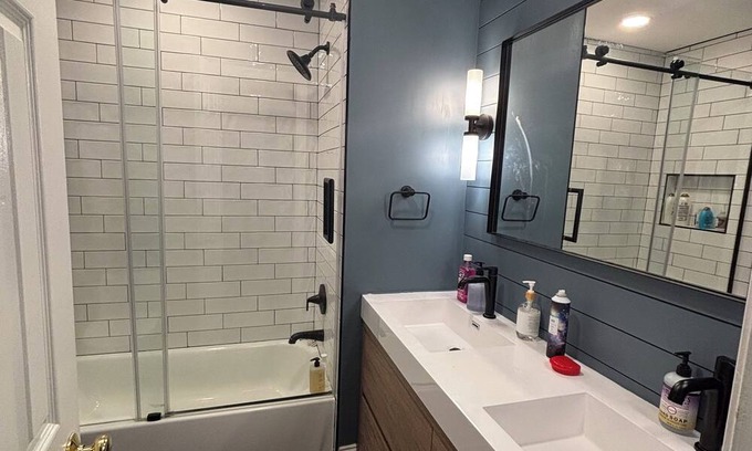 Idylwood Haus | Spacious and renovated 4-bedroom townhome in Tysons-Falls Church